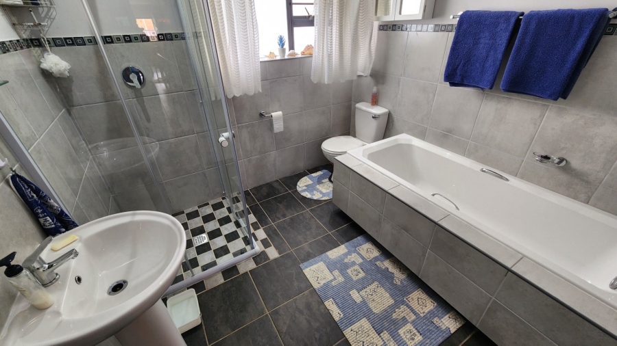 3 Bedroom Property for Sale in Fraaiuitsig Western Cape